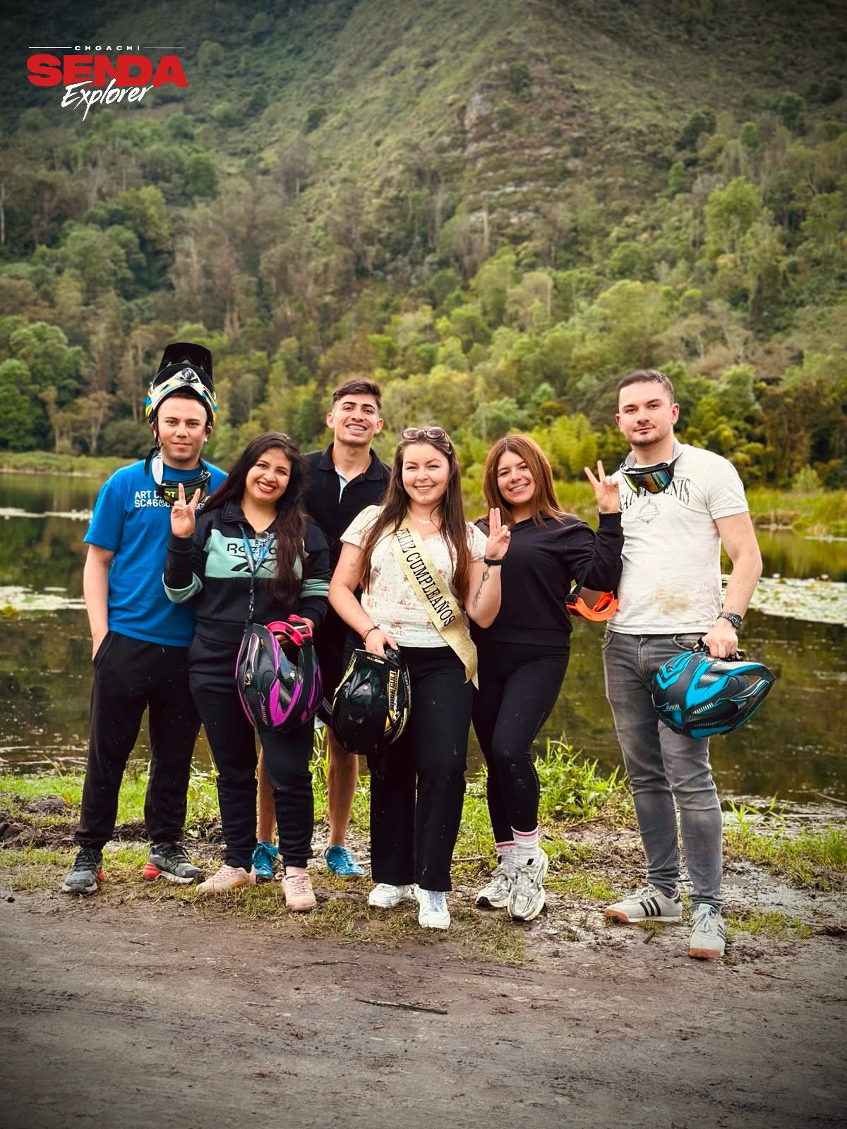 Grupo de seis personas con los buggies frente a la Laguna de Ubaque