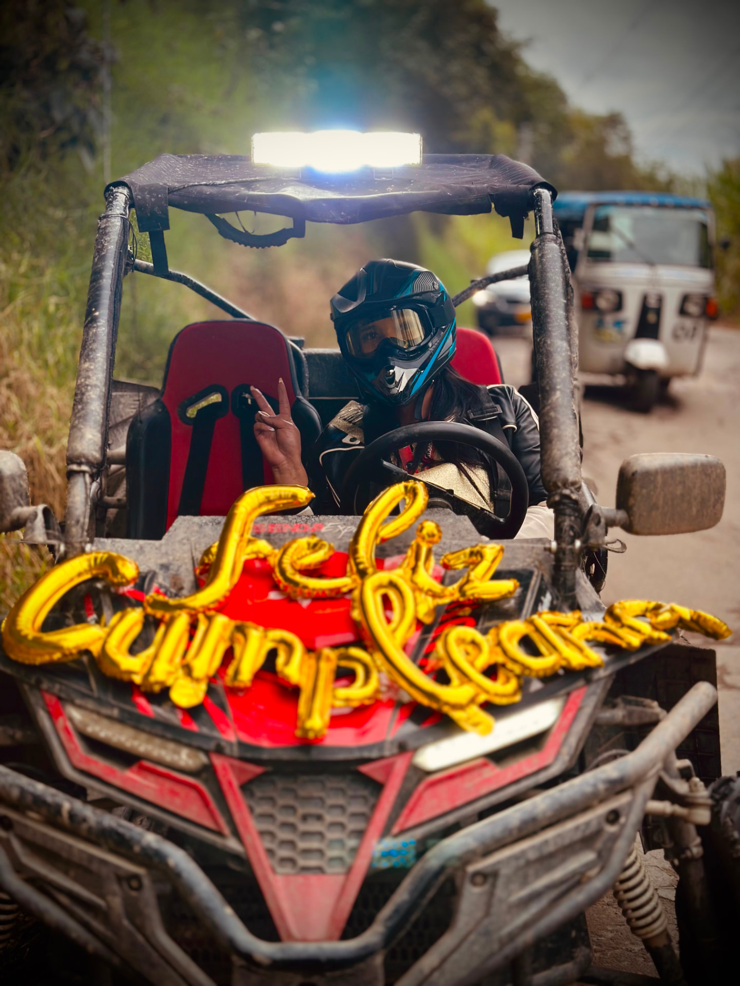 Buggy decorado con globos de cumpleaños antes de arrancar la ruta