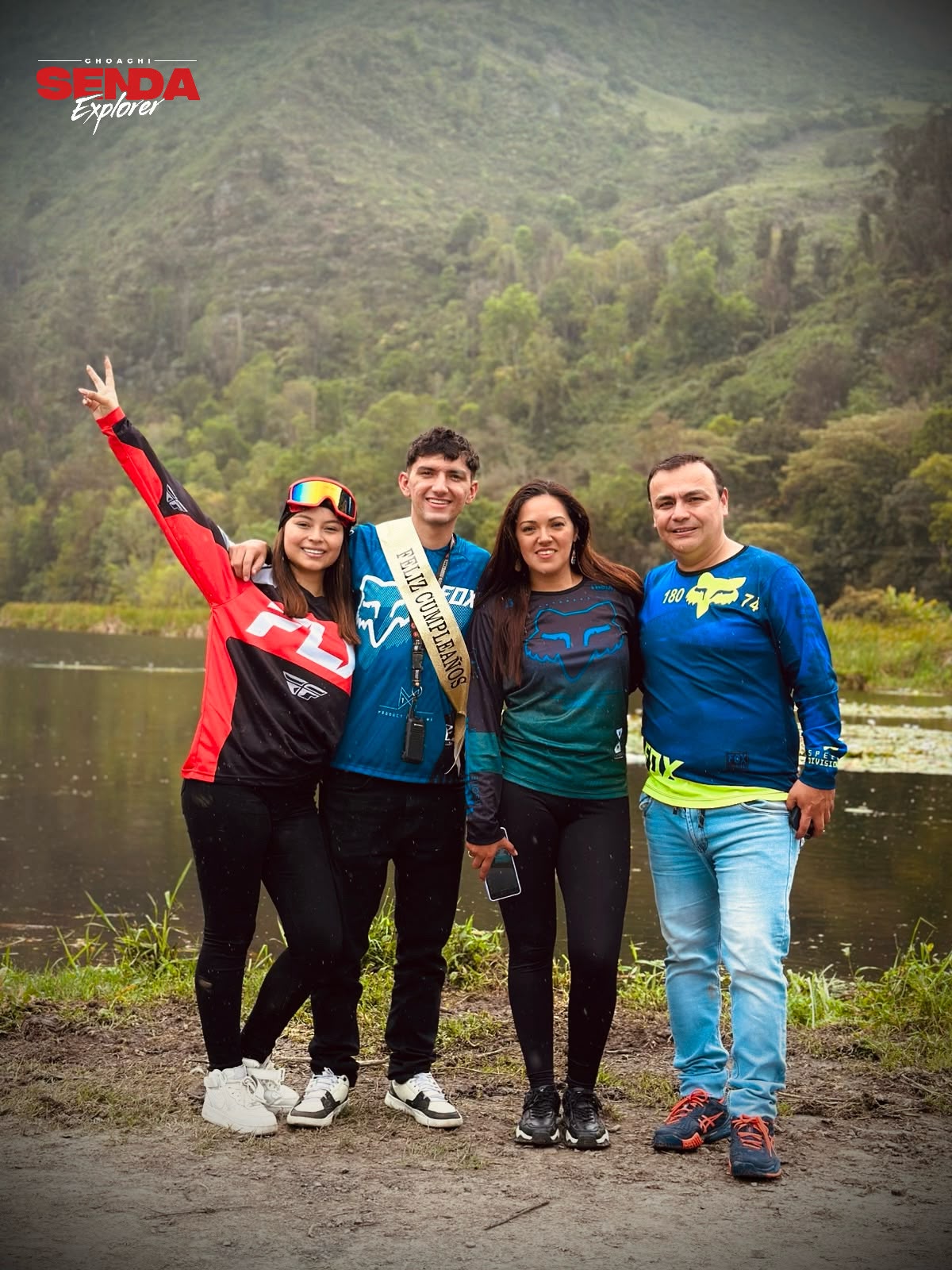 Cuatro amigos posando junto a los buggies en la Laguna de Ubaque