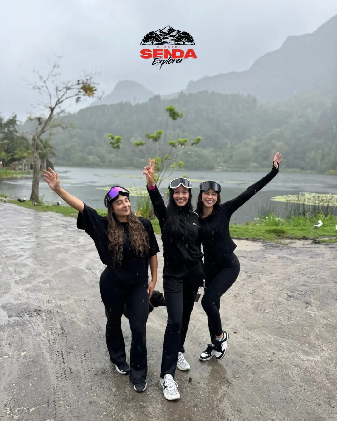 Tres pilotos con trajes rojos frente a la Laguna de Ubaque