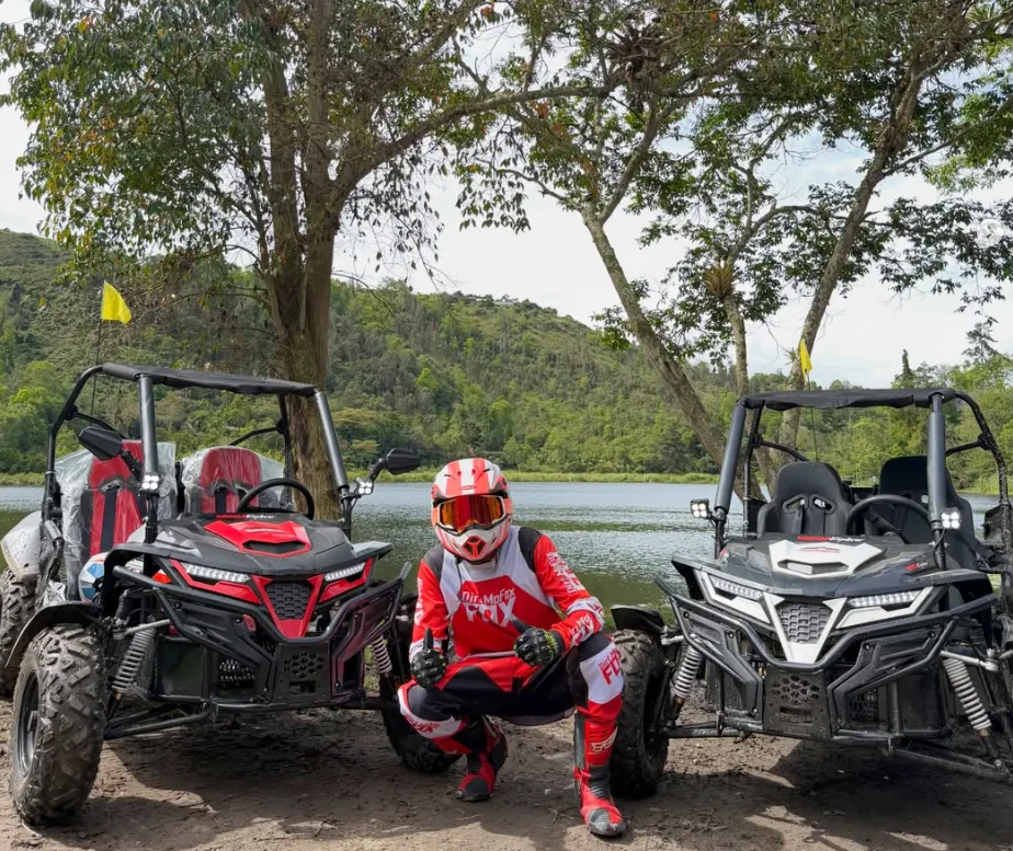 Buggies de Senda Explorer frente a la Laguna de Ubaque